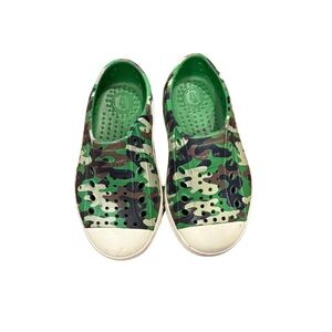 Native Shoes Boys Jefferson Green Camo water shoes size 7 excellent condition